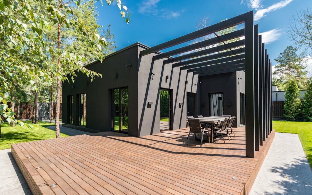 Bygg pergola mot husvägg – komplett guide